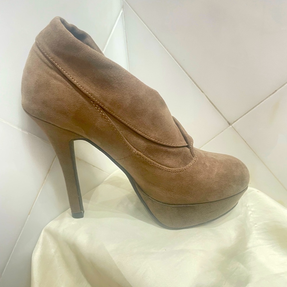 Mossimo half boot heels run small 5.5